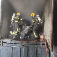 Contêiner pega fogo em transportadora da BR 470  