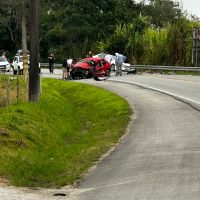 Acidente mata motorista e deixa dois passageiros feridos na Jorge Lacerda