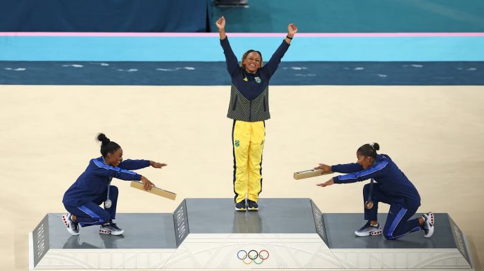 Rebeca Andrade foi reverenciada pelas americanas Simone Biles e Jordan Chiles. Foto: Olympics