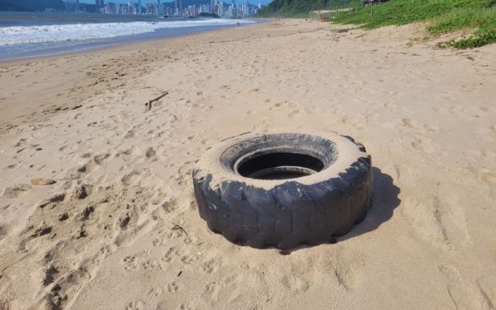 Em março já houve denúncia ao DIARINHO de ocupação irregular da praia do Buraco (Foto: Arquivo)