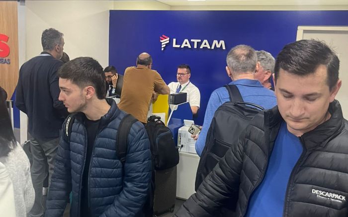 Terminal lotado e falta de informações das companhias geraram confusão e revolta (Foto: Leitor) 