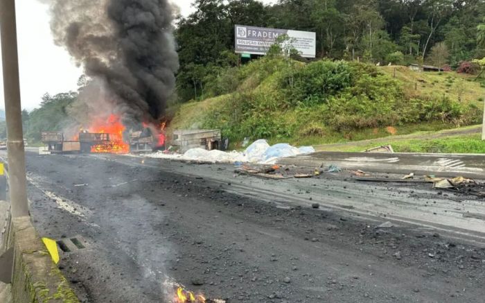 Ainda não há previsão de o trânsito ser liberado (Falta Divulgação PRF)