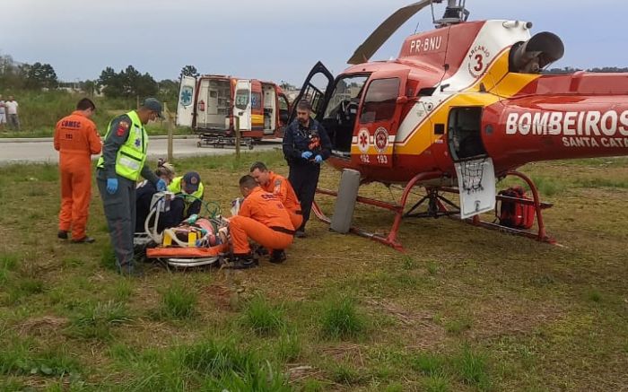 Vítima precisou ser levada de helicóptero ao Marieta (Foto: Divulgação/CBMSC)