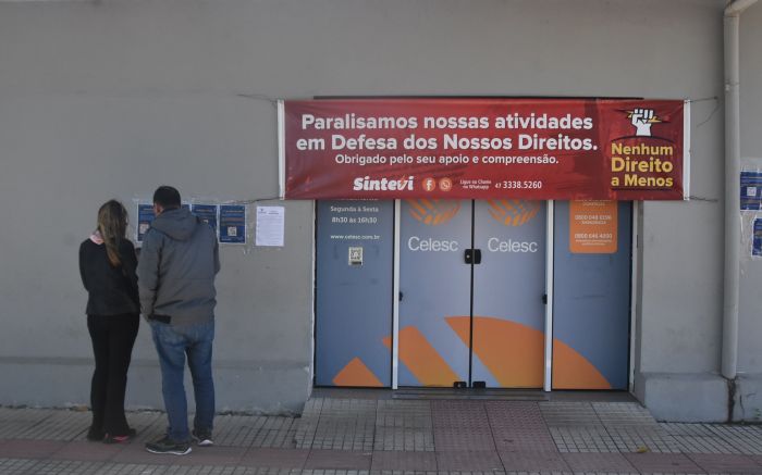 Unidade no São João, em Itajaí, ficou com as portas fechadas (Foto: João Batista)