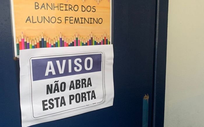 Três dos quatro banheiros da escola estão interditados, e há problemas de infiltração (Foto: Leitor)