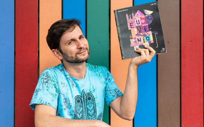 Livro será distribuído na rede pública com atividades para professores e alunos (Foto: Bruno Golembiewski)