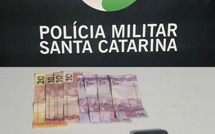 Traficante de Itajaí foi localizado com crack e cocaína prontos para venda (Foto: Polícia Militar de Itajaí)