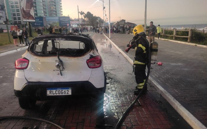 Fogo destruiu carro de motorista de aplicativo (Foto: Divulgação CBMSC)