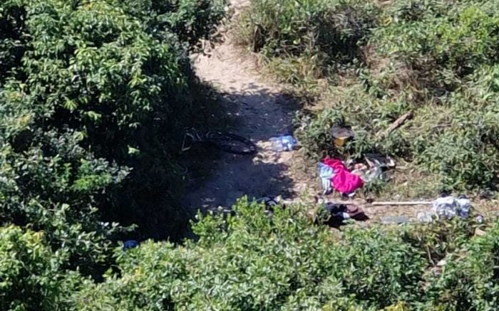 Andarilhos usam drogas, escondem produtos roubados e deixam lixo na restinga da praia, segundo a vizinhança (Foto: leitor)