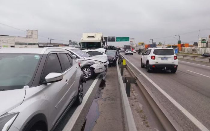 Batida foi entre uma carreta, um caminhão e oito carros(Foto: Divulgação/Arteris Litoral Sul)