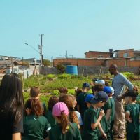 Alunos do Colégio Bom Jesus participam de atividades na Horta Comunitária; veja as imagens  