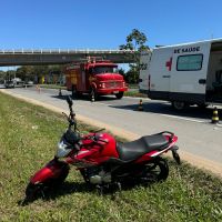 Motorista foge após derrubar motociclista na Jorge Lacerda