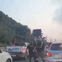 Motociclista acertou retrovisor e depois agrediu motorista  