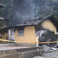 Lancha é destruída por incêndio em garagem