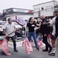 Candidato do PT que andava com bandeira do Brasil em Balneário Camboriú é hostilizado 