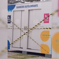 Banheiro autolimpante é "inaugurado" na Praia Brava