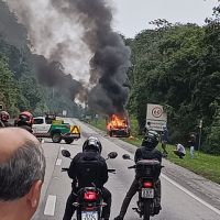 Incêndio em caminhonete bloqueia Morro do Boi