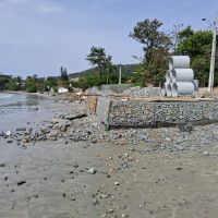 Muro de pedras na praia de Armação é obra de revitalização de rua  