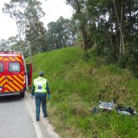 Motociclista é encontrado sem vida após acidente em barranco  