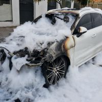 Porsche é destruído por incêndio em Balneário Camboriú