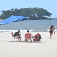 Semana começa com sol e calorão, mas tempo vira com chuva e ventania  