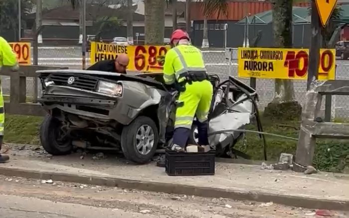 Carro do idoso foi atingido na traseira (Foto: Leitor)