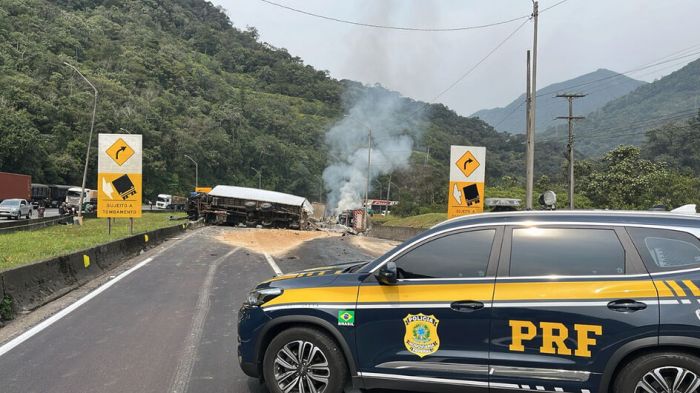 Caminhão pegou fogo (Foto: Divulgação PRF)