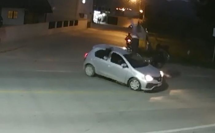 Batida envolveu um carro e uma moto no centro de Ilhota (Foto: Reprodução/CBVI)