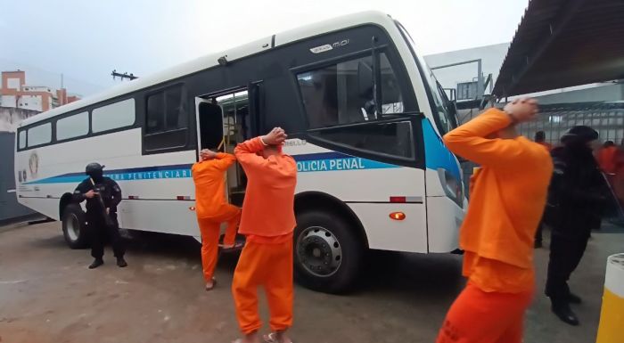 Presos foram levados em ônibus escoltados por terra e ar 
(Foto: Secom SC)