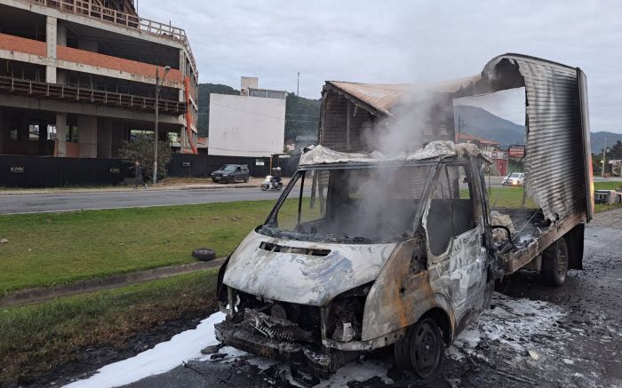 Acostamento está interditado e sem previsão de liberação (Foto: Divulgação/CBMSC)