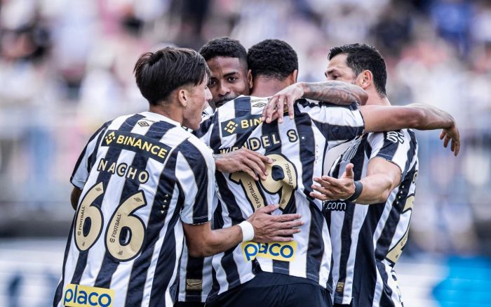 A Arena Joinville foi tomada pela torcida santista na tarde deste sábado. A galera saiu comemorando a vitória do Santos sobre o Brusque por 1 a 0, pela 25ª rodada da Série B do Brasileiro. O Marreco era o mandante do confronto, mas vendeu o mando do jogo por R$ 720 mil e o seu torcedor ocupou o setor visitanate na arquibancada. Com a derrota, a equipe catarinense segue na zona de rebaixamento, na 18ª posição, com 23 pontos.
O único gol da partida saiu logo aos 10 minutos do primeiro tempo. Após uma falha na saída de bola da defesa do Brusque, a bola sobrou quicando para Wendel na frente da área e ele bateu de primeira, no ângulo, para fazer um golaço. Com a vitória, o Santos retomou a liderança com 43 pontos. 
Na próxima rodada, o Brusque volta a ser mandante, em partida contra o Vila Nova que está marcada para o Gigantão das Avenidas, em Itajaí, no próximo sábado, às 17h.
 Foto: Divulgação/Santos