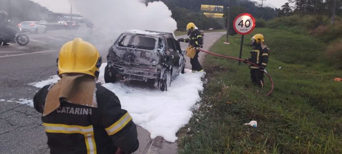 Carro foi totalmente queimado (Foto: Divulgação CBMSC)