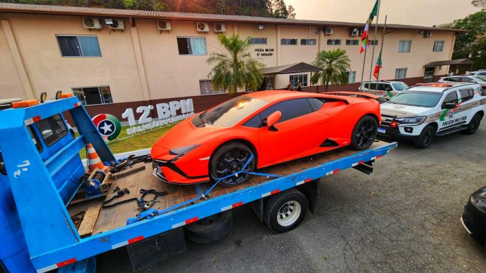 Lamborghini Huracán estava numa oficina (Foto: Divulgação/Polícia Militar)