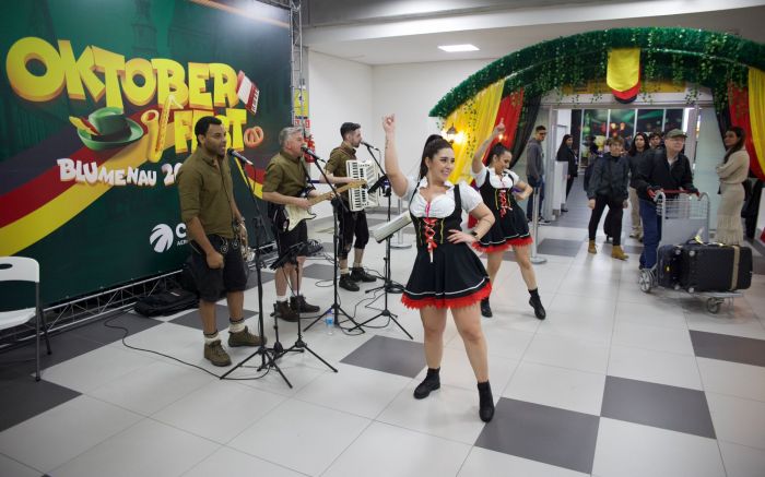 No clima da Oktoberfest, aeroporto tem decoração temática e apresentações de bandas alemãs 
 (Foto: Divulgação/CCR)