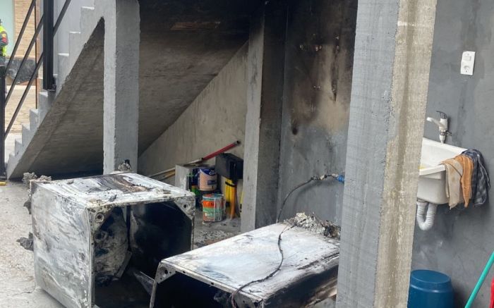 Incêndio aconteceu num complexo de casas-contêineres (Foto: Divulgação/CBMSC)