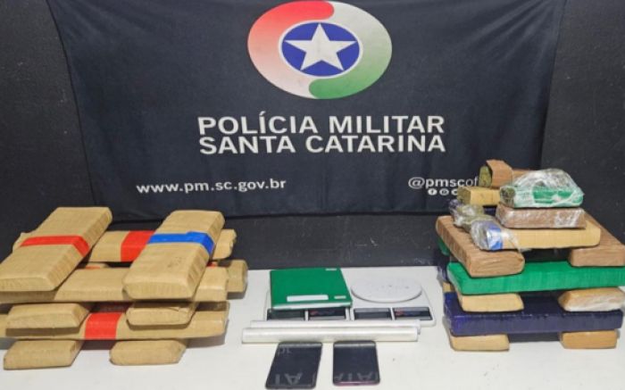 Traficante de Itajaí tentou esconder 21 kg de droga na geladeira (Foto: Polícia Militar)