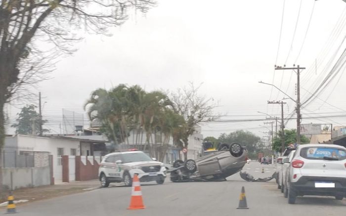 Carro ficou de pernas para o ar na principal avenida do Costa Cavalcante (Foto: Reprodução)