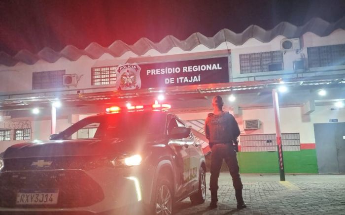 O agressor foi detido por clientes de uma pizzaria que ouviram os gritos por socorro (Foto: Divulgação/PMSC)