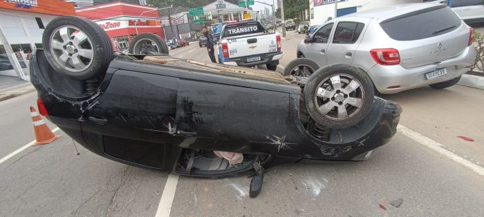 Motorista bateu em carros parados
(Foto: Divulgação/PMSC)