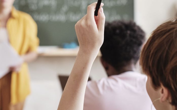 educação vai muito além dos cadernos e livros para os jovens da cidade (Foto: Envato) 