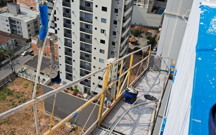 Trio conseguiu se salvar com ajuda do trava-quedas (Foto: Divulgação/CBMSC)