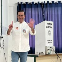 Carlos Chiodini é o primeiro a votar em Itajaí 