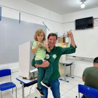 Edson Piriquito cumpre o dever cívico e vota em Camboriú