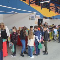 Feira do livro segue até domingo e terá presença de Fernanda Takai