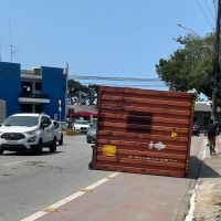 Contêiner tomba sobre ciclofaixa na Barra do Rio; veja o vídeo  