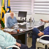 Volnei reassume prefeitura e se reúne com Robison Coelho 