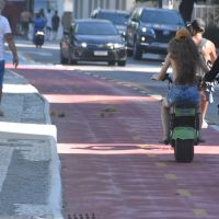 Ciclista denuncia motos elétricas “no gás” em ciclovia