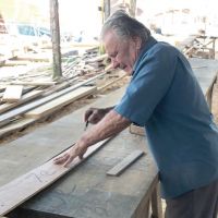 Arte da fabricação e reparo de barcos de madeira resistem aos novos tempos