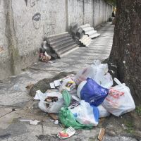 Rua do fórum vira lixão com entulhos na calçada