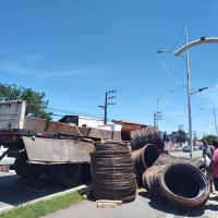 Carga de aço tomba em ciclovia do parque náutico